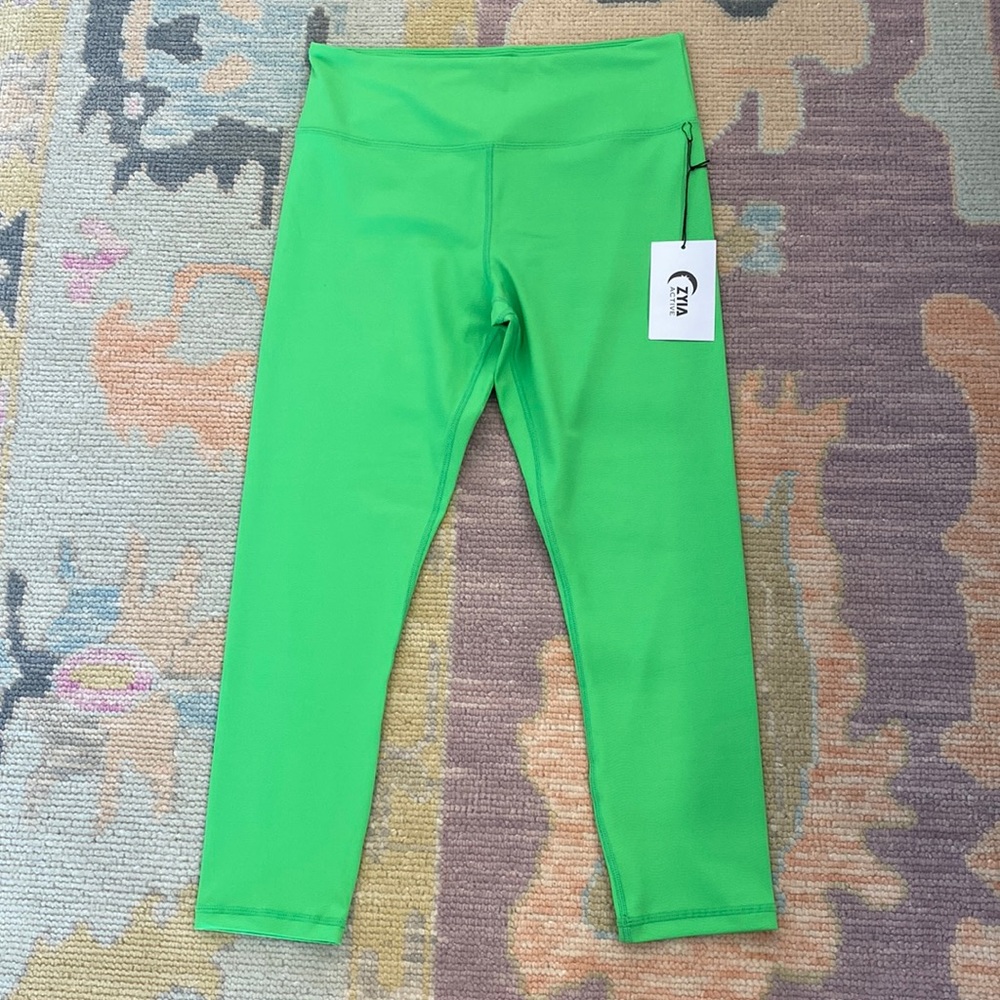 NWT Zyia Light and Tight 7/8” Leggings in Green Fizz